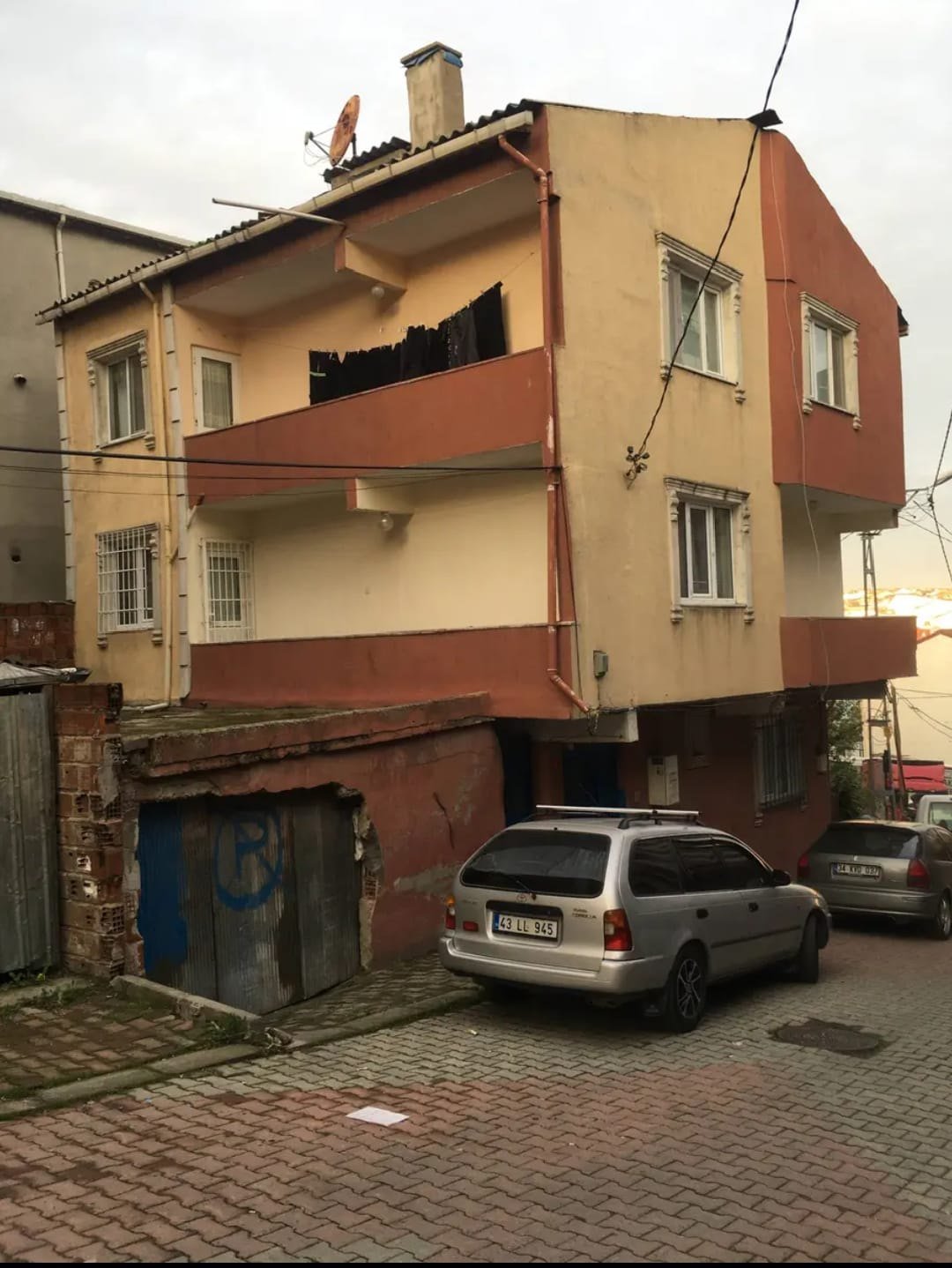 Arnavutköy Yunus Emre Mahallesi'nde Yüksek Kira Getirili, 4 Kat İmar İzinli Komple Satılık Bina