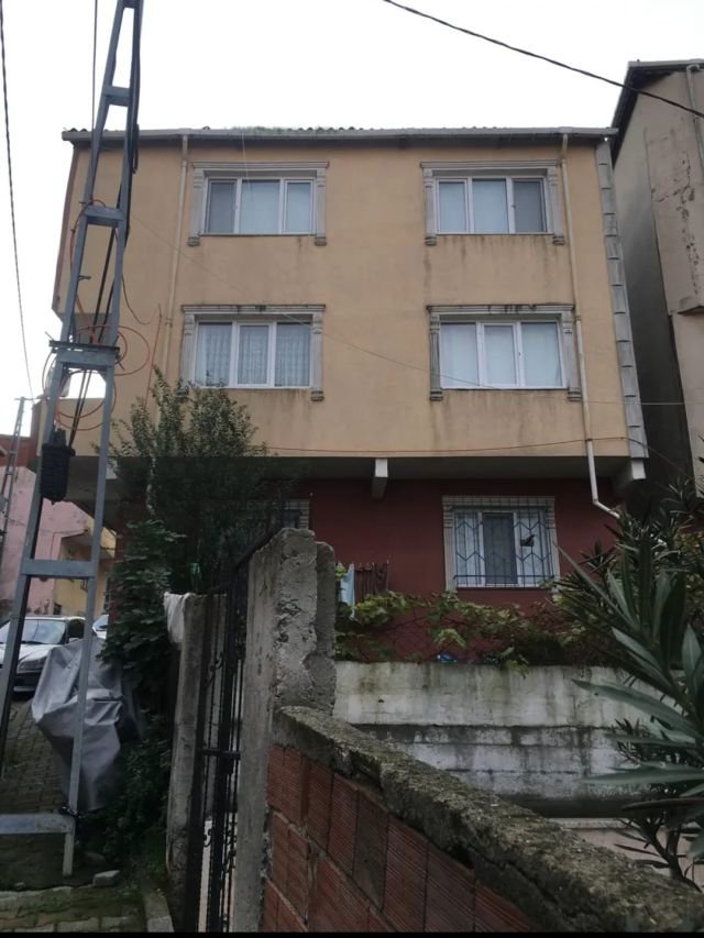 Arnavutköy Yunus Emre Mahallesi'nde Yüksek Kira Getirili, 4 Kat İmar İzinli Komple Satılık Bina