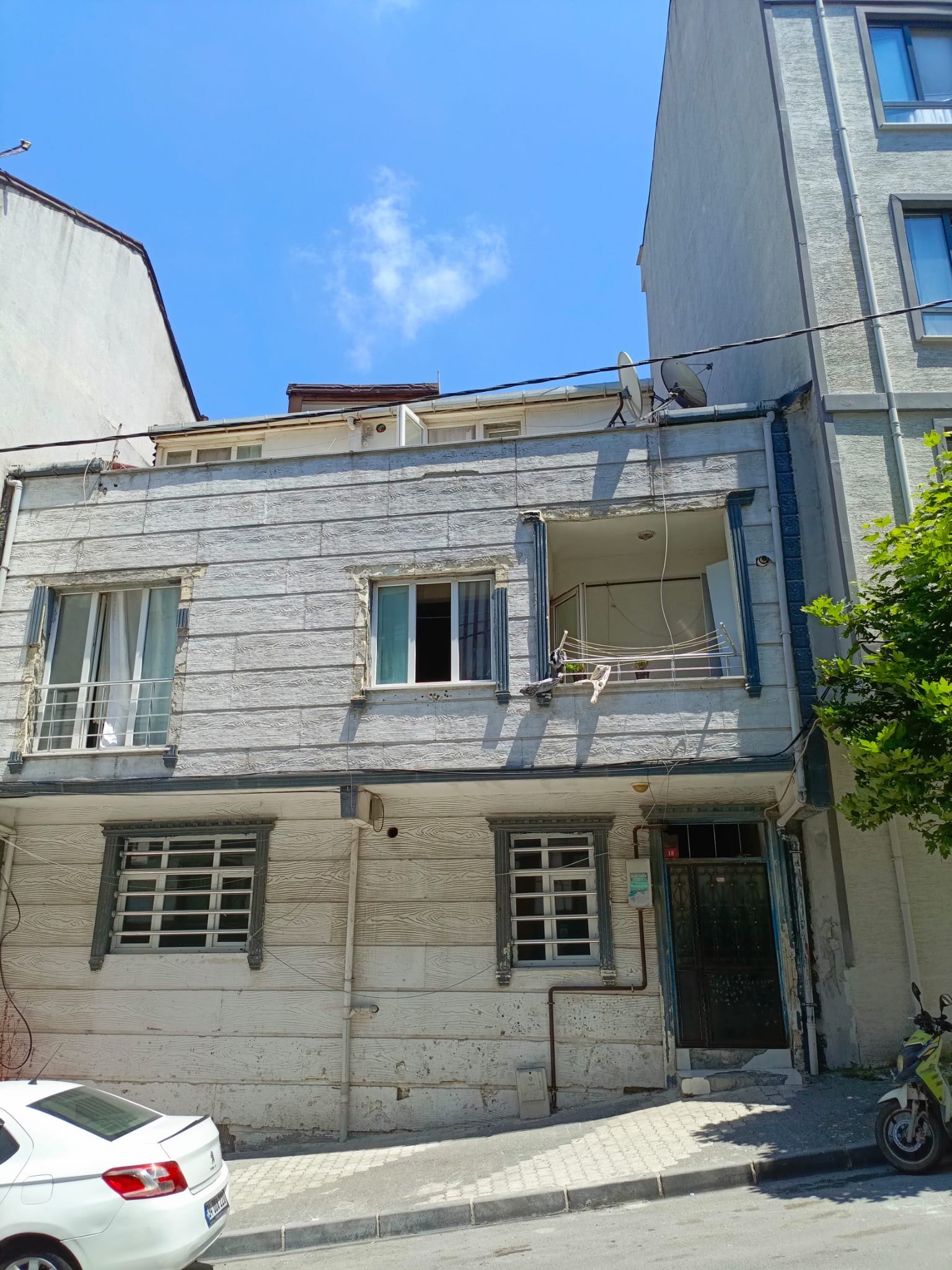 Arnavutköy Merkez'de Yüksek Kira Getirili ve Kentsel Dönüşüm Potansiyelli 3 Katlı Komple Satılık Bina