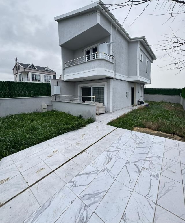 Tekirdağ Marmaraereğlisi Çeşmeli'de Denize Yakın Satılık Eşyalı 3+1 Villa