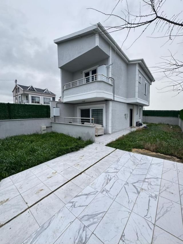 Tekirdağ Marmaraereğlisi Çeşmeli'de Denize Yakın Satılık Eşyalı 3+1 Villa